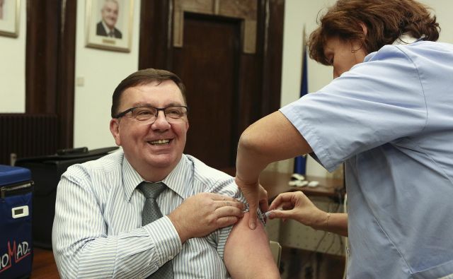 Proti gripi se je pred novinarji cepil tudi zdravstveni minister Samo Fakin. FOTO: Jože Suhadolnik/Delo