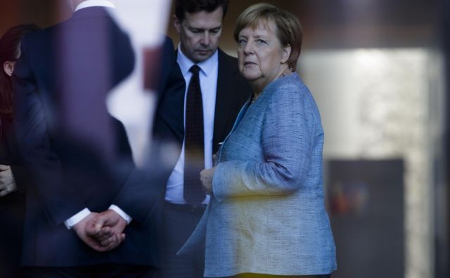 Angela Merkel je prejšnji teden napovedala postopen umik z vrha nemške politike, vprašanje pa je, ali so njeni načrti uresničljivi. FOTO: AP