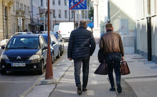 Janez Janša in odvetnik Franci Matoz med odhodom s celjskega sodišča, kjer proti Janši teče tudi kazenski postopek zaradi razžalitve novinark. FOTO: Brane Piano