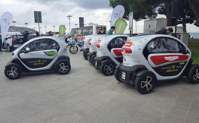 Prvih pet twizyjev, bmw i3 in nissan leaf so od danes na voljo za poskusne vožnje. FOTO: Boris Šuligoj