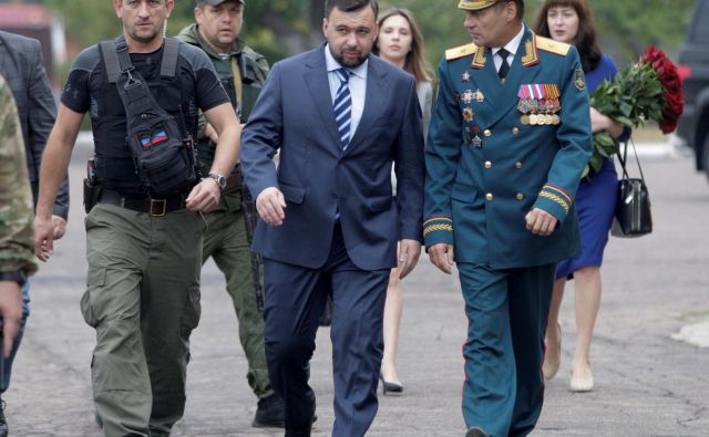 Vršilec dolžnosti voditelja samooklicane Doneške ljudske republike Denis Pušilin (na sredini) bo kmalu imel polna pooblastila. Foto Reuters