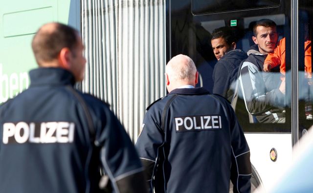 Čeprav se je migrantski pritisk na Nemčijo zmanjšal, večina prišlekov v državo vstopa brez osebnih dokumentov, domnevno zato, da bi s tem povečali svoje možnosti za pridobitev azila. Foto Reuters