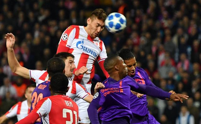 Milan Pavkov, 24-letni orjak Crvene zvezde (193 cm), je z visokim skokom ugnal Liverpoolovo obrambo. FOTO: AFP