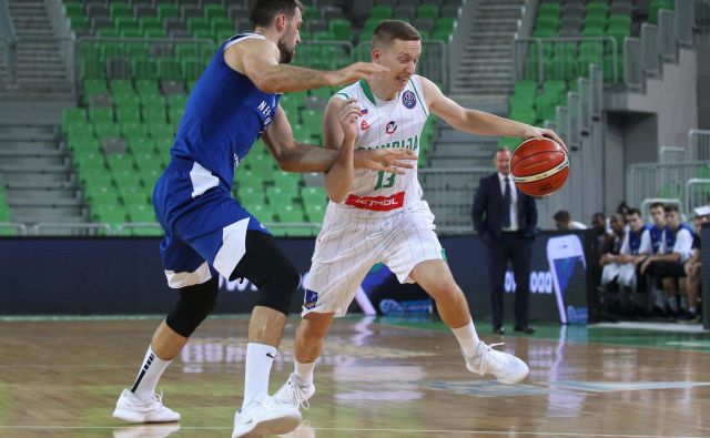 Miha Lapornik (z žogo) je dosegel po 11 točk v vsakem polčasu. FOTO: Voranc Vogel