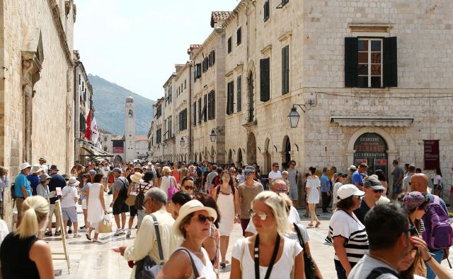 Med turisti, ki obiskujejo Hrvaško, je iz leta v leto več Kitajcev. Na fotografiji je prizor iz Dubrovnika. FOTO: Reuters