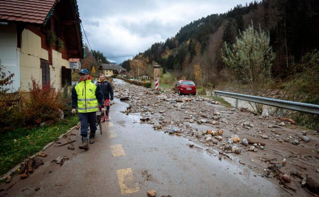 Prihod iz Jelendola v Tržič prebivalcem še vedno predstavlja precejšen organizacijski zalogaj. FOTO: Jure Makovec/AFP