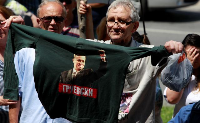 Protest v podporo Nikoli Gruevskemu pred poslopjem skopskega sodišča. FOTO: Ognen Teofilovski/Reuters