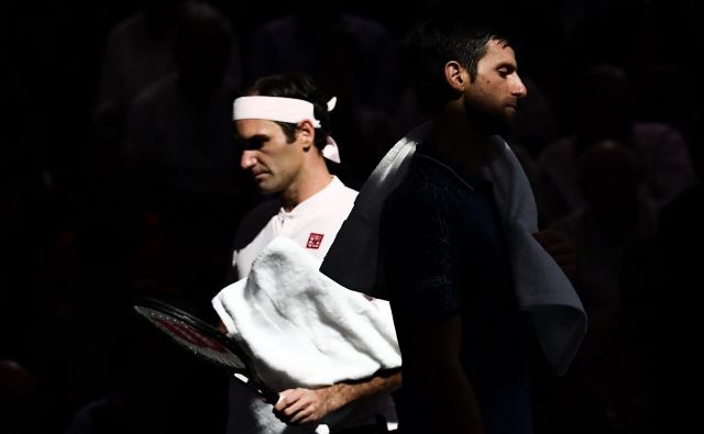 Novak Đoković in Roger Federer sta v soboto s pariškim polfinalom razvajala teniške navdušence, odigrala le eno igro manj od maksimalnega števila, Srb pa je bil na koncu boljši s 7:6, 5:7, 7:6. FOTO: AFP