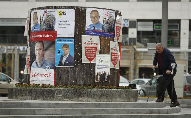 Tradicionalni pristopi županskih kandidatov s fizičnimi stiki in »podkupninami« so še vedno aktualni. FOTO: Leon Vidic/Delo