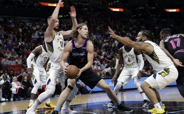 Pri Miamiju je bil najučinkovitejši rezervist Kelly Olynyk. FOTO: Lynne Sladky/AP