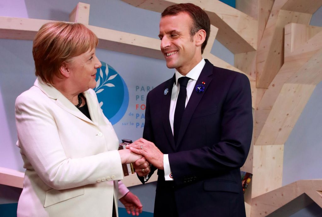 FOTO:Macron in Merklova pozvala k skupnemu »boju za mir«