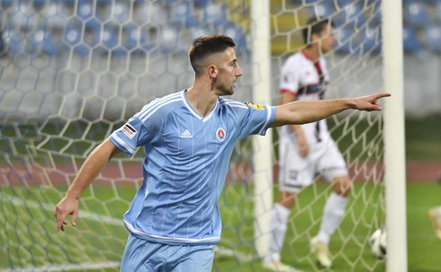 Najprej se je Andraž Šporar veselil gola in podaje, nato je uničeval inventar na štadionu v Nitri. FOTO: Slovan Bratislava