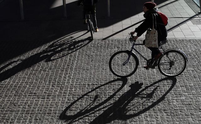 Dnevi so krajši, zato so luči še bolj pomembne. FOTO: Blaž Samec/Delo