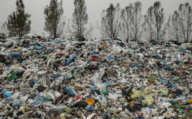 Kupi plastičnih odpadkov na deponiji Barje. FOTO: Uroš Hočevar/Delo