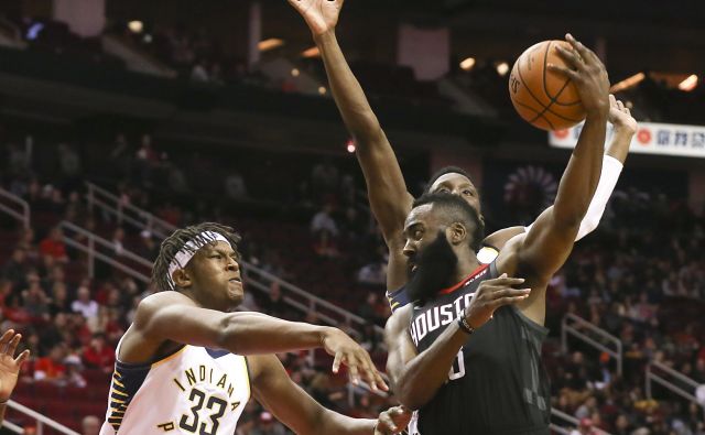 James Harden se je poigraval s tekmeci. FOTO: Thomas Shea/Reuters