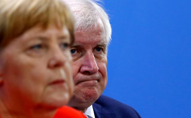 Bavarski politik Horst Seehofer, ki je delal preglavice kanclerki Angeli Merkel, je zdaj napovedal umik iz vodstva svoje konservativne unije. Foto Reuters