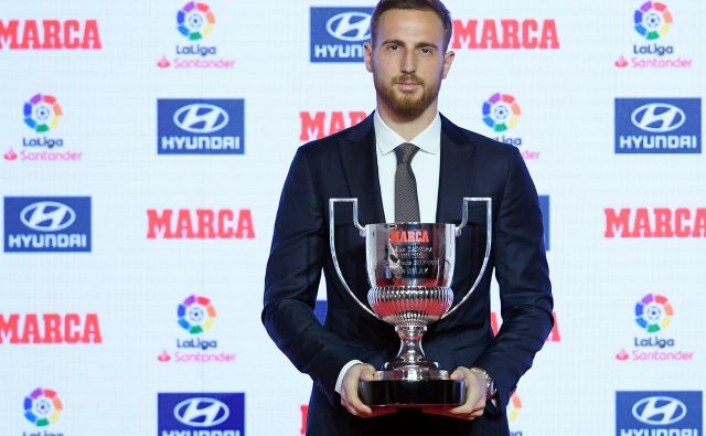 Jan Oblak se je priznanja razveselil že tretjič zapovrstjo. FOTO: Lluis Gene/AFP