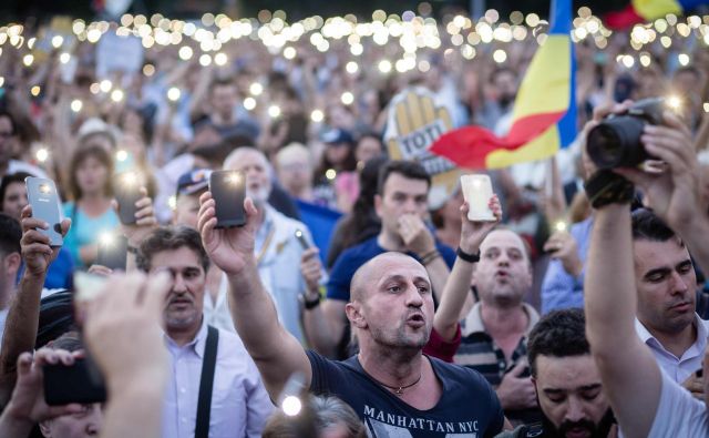 Sporna pravosodna reforma je sprožila na ulicah Bukarešte, Cluja, Temišvara in Brasova val protivladnih protestov. FOTO: Adrian Catu/AFP