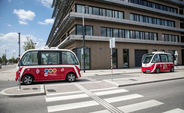 Čeprav gre za samovozeča avtobusa, bo vedno prisoten operater, ki bo s krmilno palico v roki nadziral delovanje avtobusa in po potrebi tudi posredoval. FOTO: Manfred Helmer/Wiener Linien