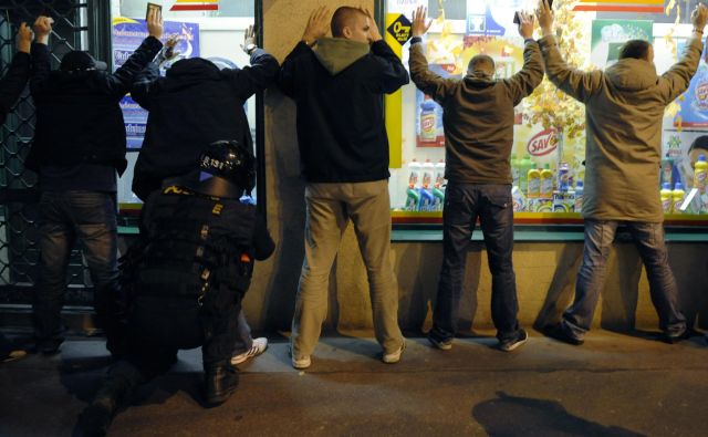 V Pragi se število prijavljenih kaznivih dejanj v zadnjih letih manjša, lani pa se jih je bilo kar 40 odstotkov manj kot pred dvema desetletjema. Foto: Petr Josek/Reuters