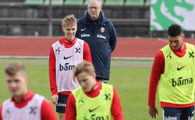 Med izbranci Larsa Lagerbäck je tudi 19-letni Martin Ødegaard (na fotografiji pred selektorjem), ki so ga pred leti razglasili za čudežnega otroka, zaradi česar ga je kupil tudi Real Madrid. FOTO: Tomi Lombar/Delo