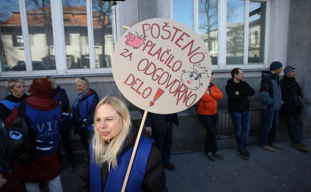 Če sindikati in vlada ne bodo našli skupnega jezika, se obeta več protestnih shodov pred vladno palačo. FOTO: Jože Suhadolnik