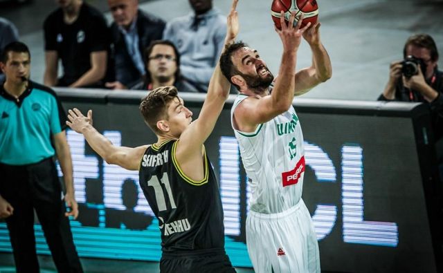 Mirza Begić je bil edino Olimpijino orožje tik pod obročema. FOTO: FIBA