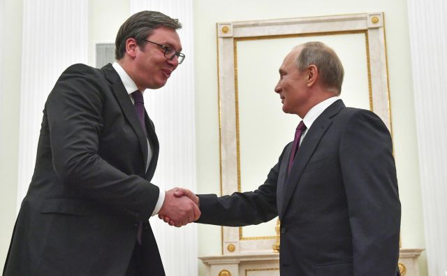 Aleksandar Vučić se je nazadnje rokoval z Vladimirjem Putinom oktobra v Kremlju. FOTO: Yuri Kadobnov/AP