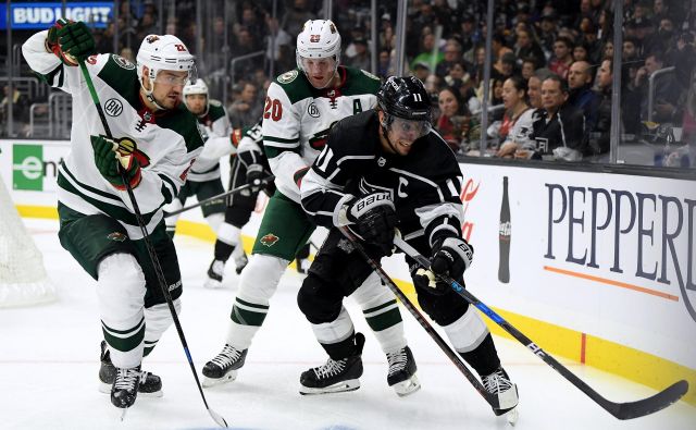 Anže Kopitar in soigralci so ponovno sklonili glave. FOTO: Harry How/AFP