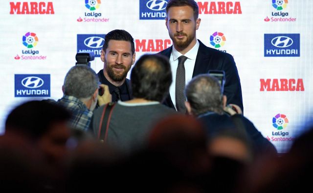 Jan Oblak (levo Leo Messi) je skop v komentiranju svoje prihodnosti. FOTO: Lluis Gene/AFP