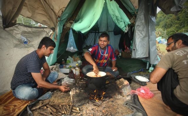 Pakistanski migranti v improviziranem kampu na obrobju Velike Kladuše Foto Jure Eržen