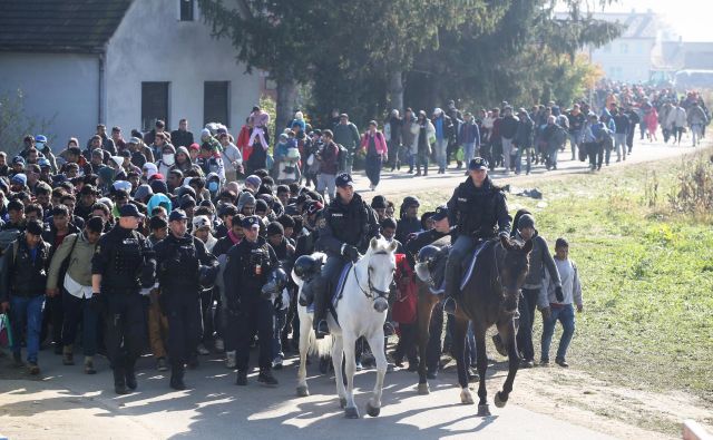 Dogovor prinaša več možnosti, da bomo skupaj z drugimi preprečevali množične migracije, kakršnim smo bili priča leta 2015, je zagotovil Cerar. Foto Igor Zaplatil/delo