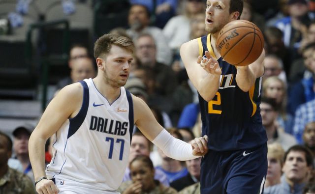 Luka Dončić (levo) je k visoki zmagi Dallasa nad Utahom prispeval 13 točk. FOTO: AP