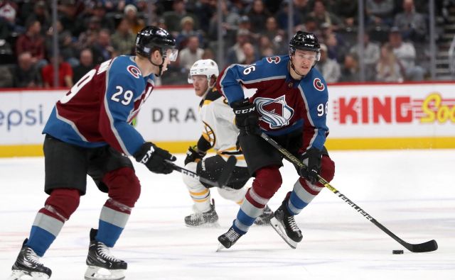 Finski hokejski zvezdnik Mikko Rantanen (desno) se je utrdil na vrhu lestvice strelcev v NHL. FOTO: AFP