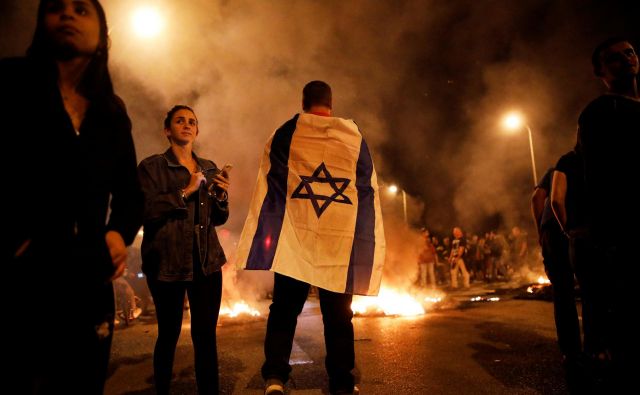 Izraelski varnostni kabinet je bil zelo blizu tega, da nad Gazo pošlje letala in pehoto, a se je predsednik vlade v dogovoru s svojimi najtesnejšimi zavezniki v zadnjem trenutku premislil. FOTO: Amir Cohen/Reuters