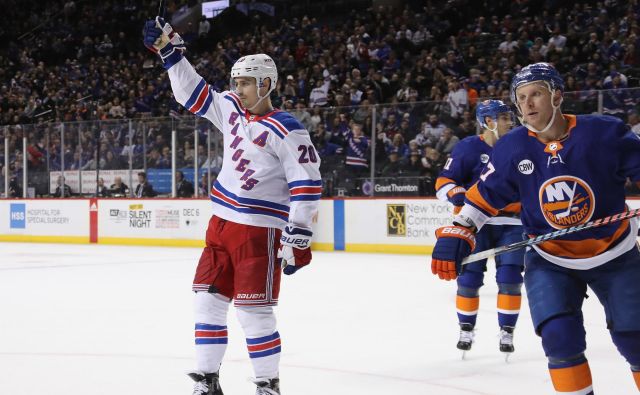 Chris Kreider na svoji 400. tekmi v ligi NHL ni prišel do zmage na mestnem derbiju. FOTO: AFP