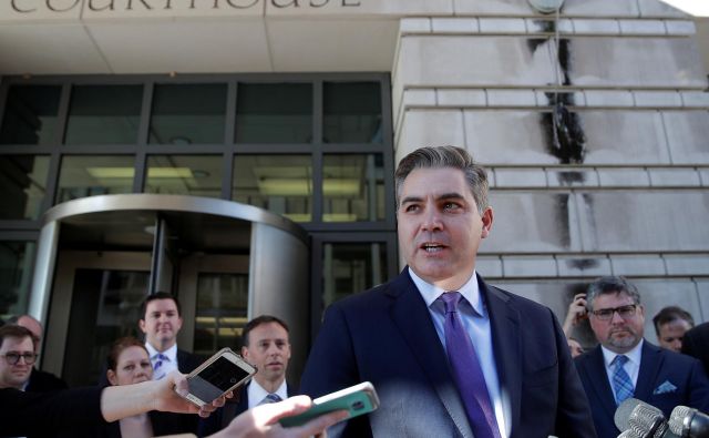 Dopisnik Jim Acosta bo lahko lahko vsaj začasno znova zastavljal vprašanja Donaldu Trumpu. Foto: Reuters