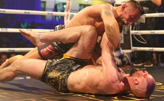 Uroš Jurišič (zgoraj) je tudi z brutalno zmago nad Gruzincem Šoto Gvasalijo dokazal, da je že dozorel za najmočnejšo svetovno organizacijo UFC. FOTO: Tomi Lombar