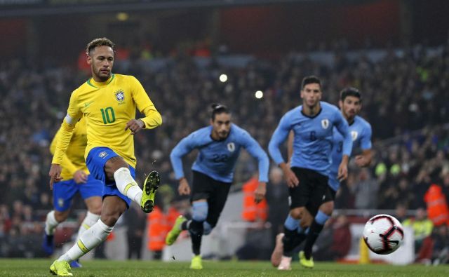 Neymar je urugvajskega vratarja poslal v napačno smer. FOTO: Adrian Dennis/AFP