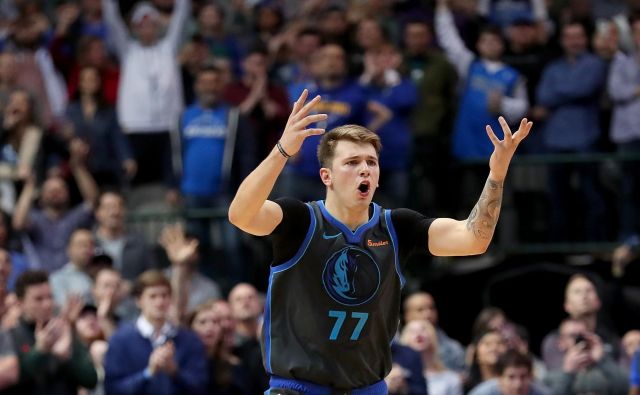 Luka Dončić je bil ob zmagi Dallasa na prvaki lige NBA razumljivo evforičen. FOTO: AFP