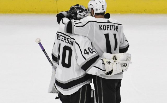 Anže Kopitar in vratar Cal Petersen se tokrat nista veselila zmage. FOTO: Usa Today Sports