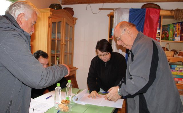 Na volišču na Vrhu pri Fari, kjer je vsega 17 prebivalcev,  volijo prebivalci iz več kostelskih vasi. Foto Simona Fajfar