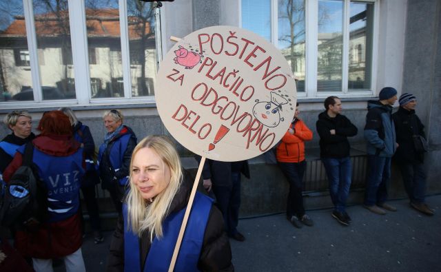 Sindikati javnega sektorja napovedujejo stavkovni val od 4. do 6. decembra, če ne bodo našli skupnega jezika z vlado. Foto Jo�e Suhadolnik