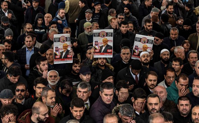 Surovi obračun z novinarjem Džamalom Hašodžijem na savdskem konzulatu v Istanbulu še vedno povzroča proteste. V petek so se spomnili nanj pred istanbulsko mošejo Fatih. FOTO AFP