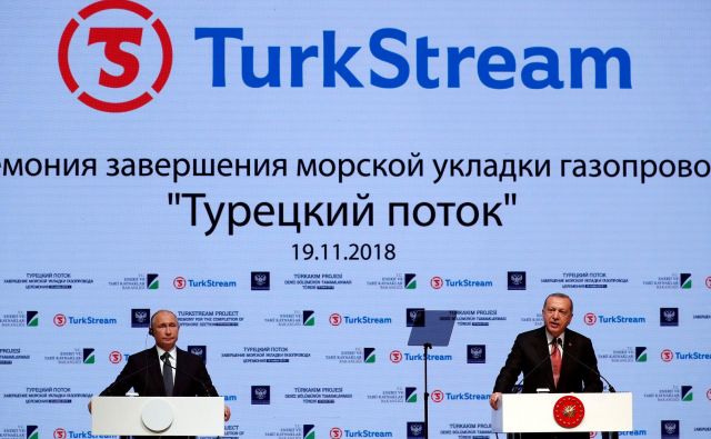 Predsednika Recep Tayyip Erdoğan in Vladimir Putin sta po turški sestrelitvi ruskega bombnika nad sirskim ozemljem pred skoraj tremi leti obnovila prijateljske odnose med državama. Foto Reuters