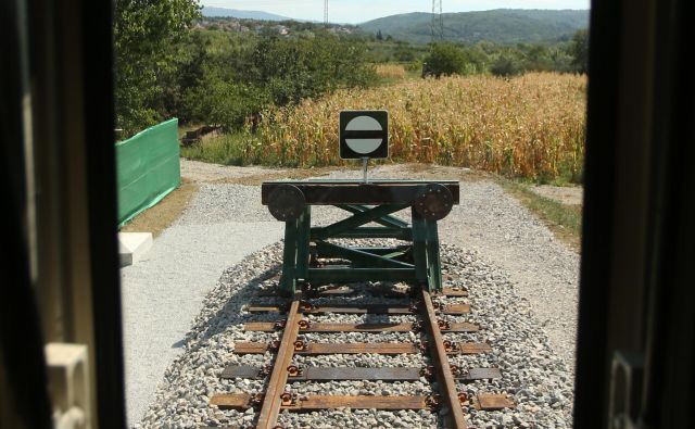 Konec izvlečnega tira, oziroma začetek drugega tira Divača - Koper, Slovenija 25.avgusta 2017 [Drugi tir,izvlečni tir,Slovenske železnice,železniški tiri,vlaki,lokomotive,Divača,Koper,Slovenija] Foto Jure Eržen/delo