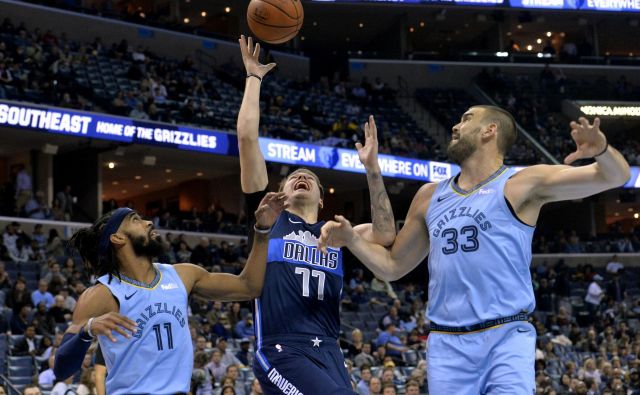 Luka Dončić se je pod košem dobro boril tudi z Marcom Gasolom. FOTO: AP