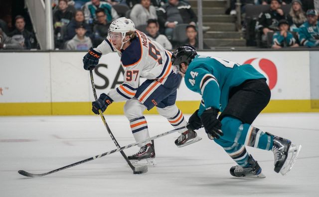 Connor McDavid je že pri stotem golu v karieri, čeprav je star šele 21 let. FOTO: Reuters