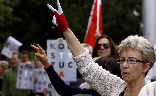 Protesti proti prisilnemu upokojevanju vrhovnih sodnikov v Varšavi. Foto: Kacper Pempel/Reuters