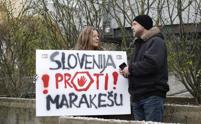 Izredno sejo pred državnim zborom spremljajo tudi protesti proti dogovoru. FOTO: Blaž Samec/Delo